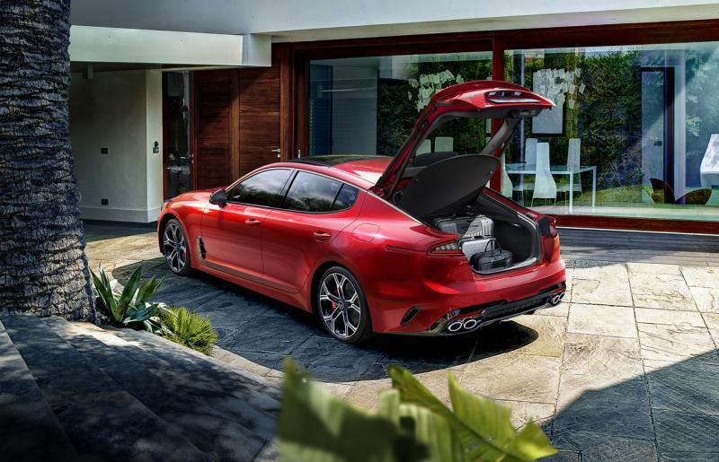 Stinger拥有406公升的后车厢空间,可装下两件大型行李箱或高尔夫球袋。