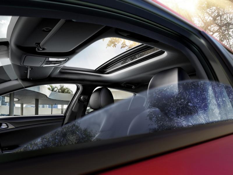 天窗让乘客欣赏头上景色,打开后具有通风散热效果。