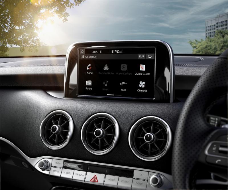 Stinger驾驶舱的三个前排圆形冷气出风口,搭配凸起的中控台触屏,营造出豪华的运动感。