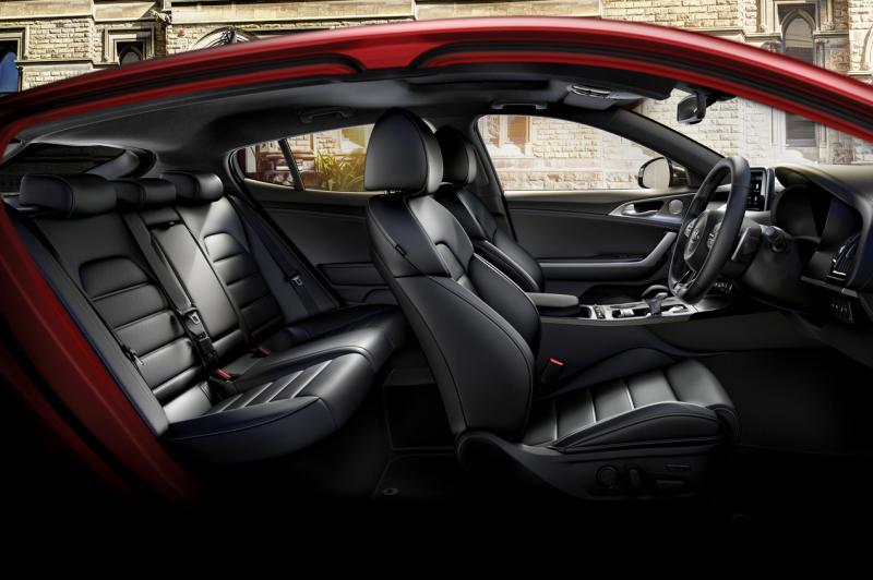 后排座椅空间宽敞,能坐下两个普通成年人,头部空间也算充裕。