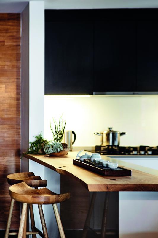 隔开客厅与厨房的白蜡木吧台。