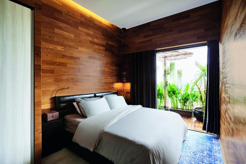 主人房装潢设计仍然离不开木色和植物的主题。