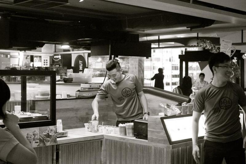 陈紫耀(中)卖了三年的“曲若丝”,还是有安哥安娣问他卖什么?