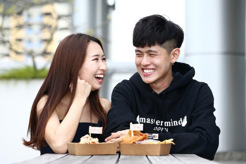 王木川和陈奕如在夜市卖黄油啤酒炸鱼薯条和龙虾可颂。(陈斌勤摄影)