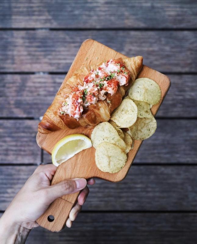 图为已放上龙虾肉的可颂。(陈斌勤摄影)