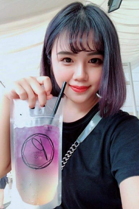 林曼仪和友人上网自学制作气泡渐层冰饮。