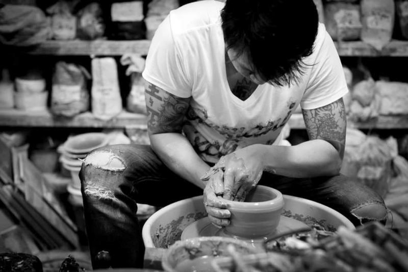 金怀奇认为，有文身的人做陶艺，可以给牢里弟兄好示范。（黄淑芬摄影）