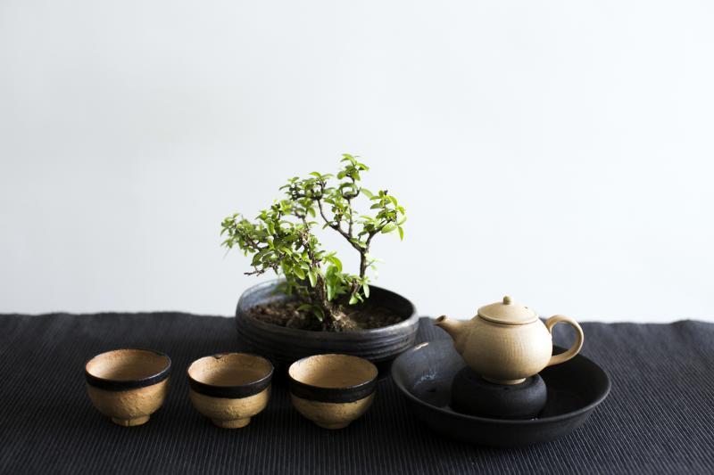 金怀奇手作的一组本地泥陶土茶具。（黄淑芬摄影）