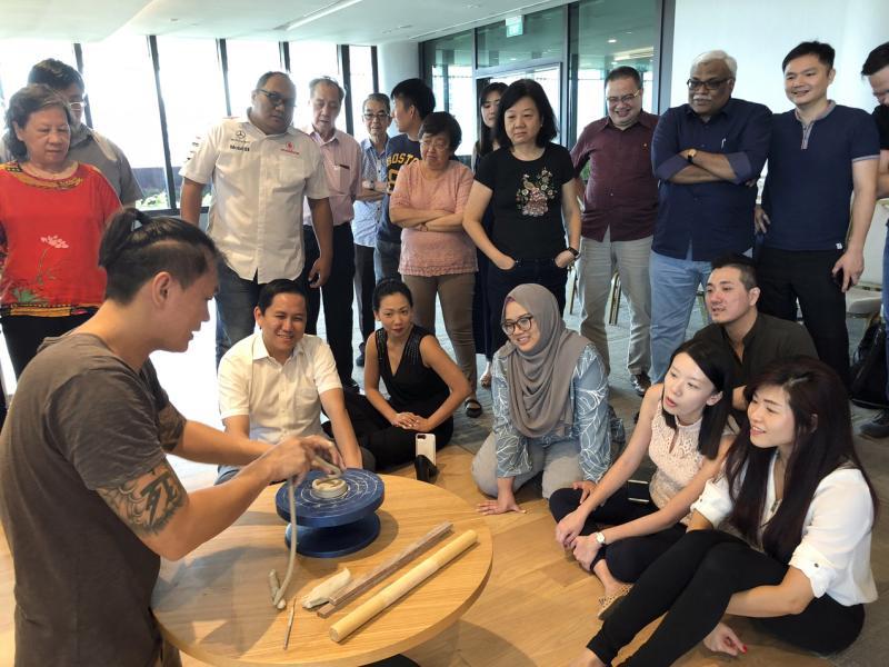 金怀奇为公众示范陶艺制作。（受访者提供）