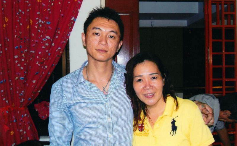 金怀奇与妈妈符财芳合影。（受访者提供）