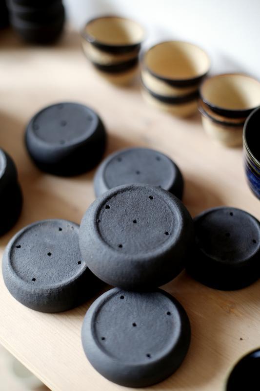 金怀奇制作的壶垫与茶杯。