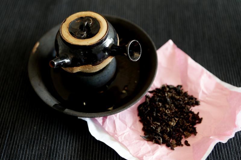 迷你煎茶壶灵感来自小时候妈妈用的煎药壶。