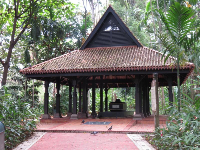 依斯干达沙的圣墓。