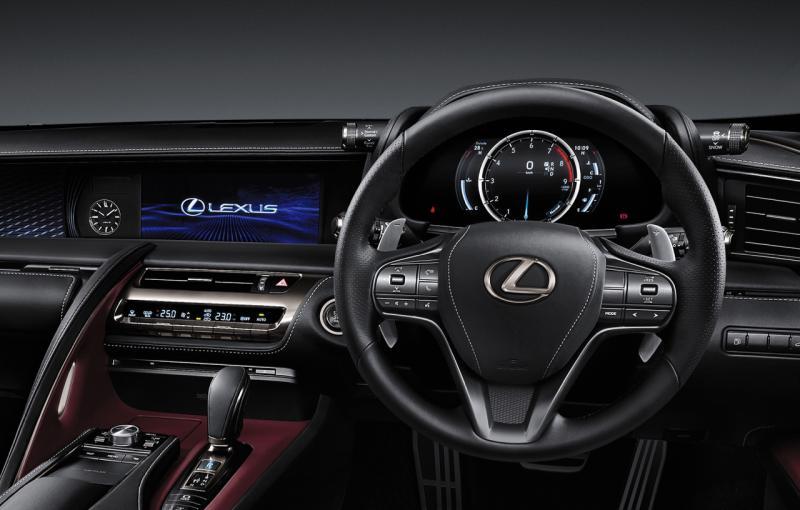 驾驶盘后仪表板外缘的左右两端各有一个短小精悍的控制杆，可更换驾驶模式。