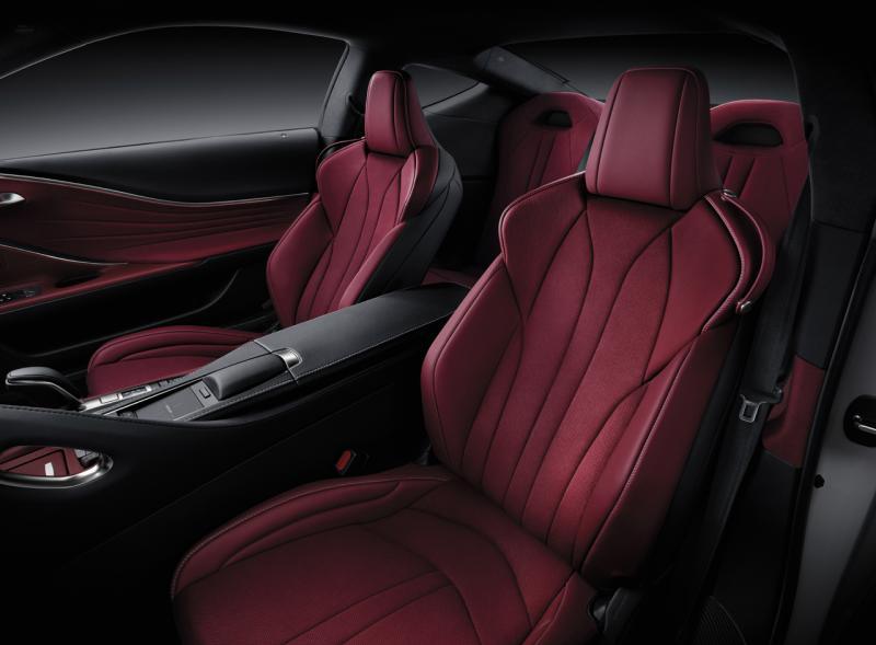 融合匠心与科技的座椅工艺，配以半苯胺高级真皮或Alcantara材质，有头等舱般的舒适度。