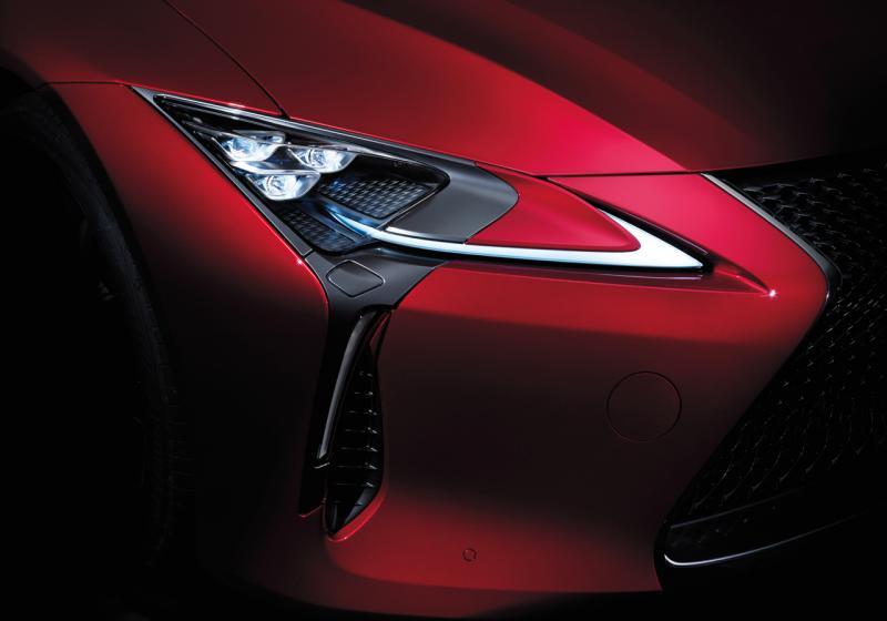 超薄三眼LED远近光照明大灯带自动水平调节，实时保持出色照明状态。