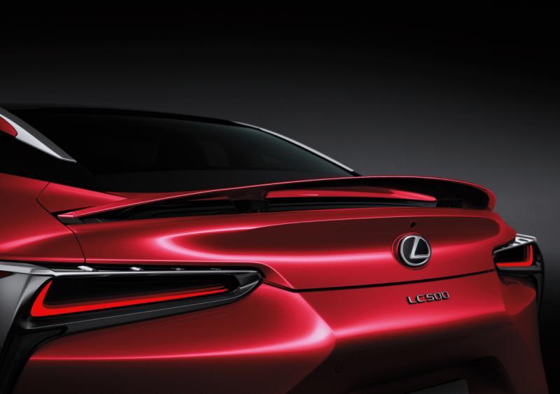 车尾主动式扰流器车尾增加下压力，在高速和弯道行驶中更具稳定性。