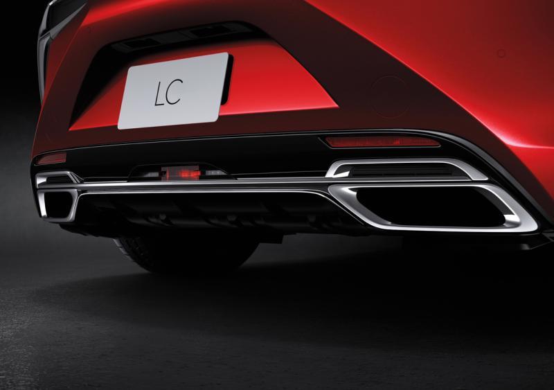 漂亮的双排气管为车子尾部增添美感。