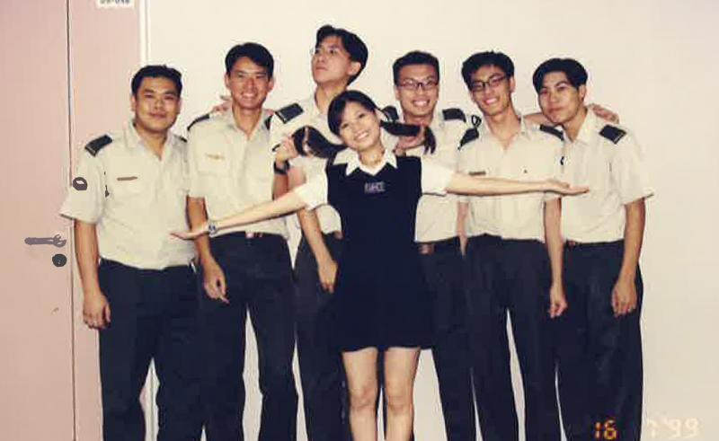 翁慧霖在兵营当秘书，与阿兵哥同事合照。（受访者提供）