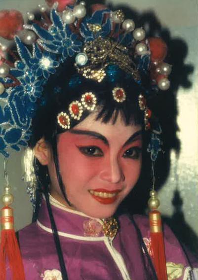 第一次参与吴书玉的京剧《霸王别姬》饰演“宫女”，吴书玉亲自替她上妆。（受访者提供）