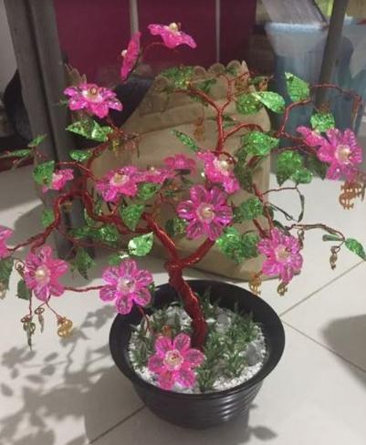 徐彬大婚，翁慧霖送上自己做的粉红花树表心意。（受访者提供）