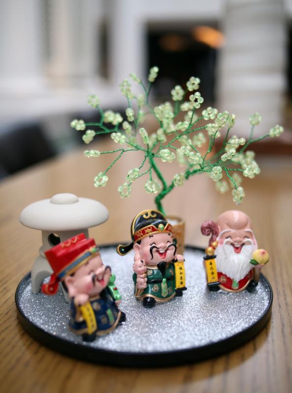 翁慧霖送给记者她亲手制作的“福禄寿”工艺品，手艺精致，非常喜气。