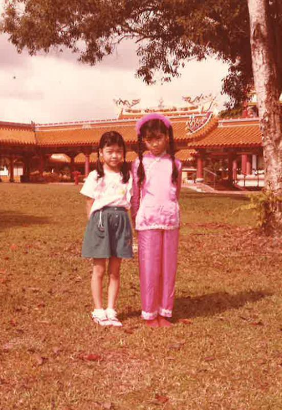 翁慧霖（右）念小六时在光明山与同学的妹妹合照，这个“妹妹”就是男星杨志龙的太太。（受访者提供）