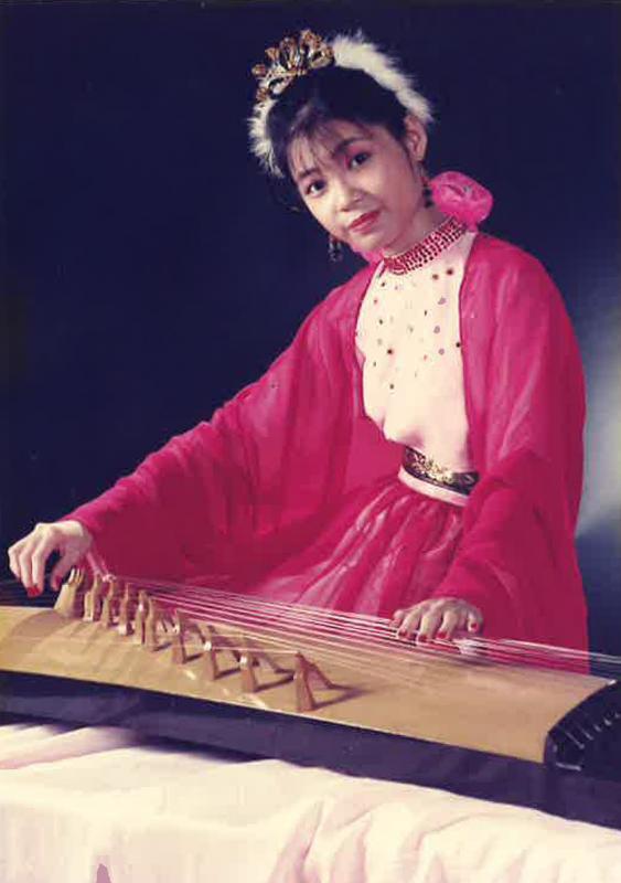 翁慧霖16岁时当摄影模特儿，颇具古典美。（受访者提供）