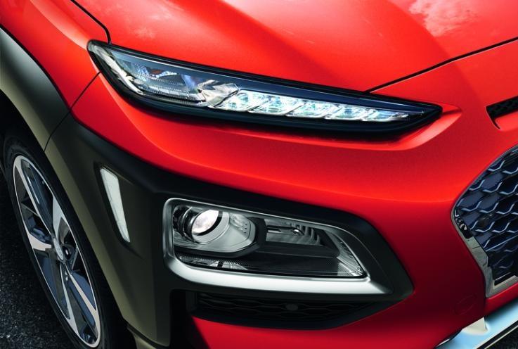 分离式车头灯设计，采用高效能LED灯，日间行车灯设计犀利，既美观又实用。