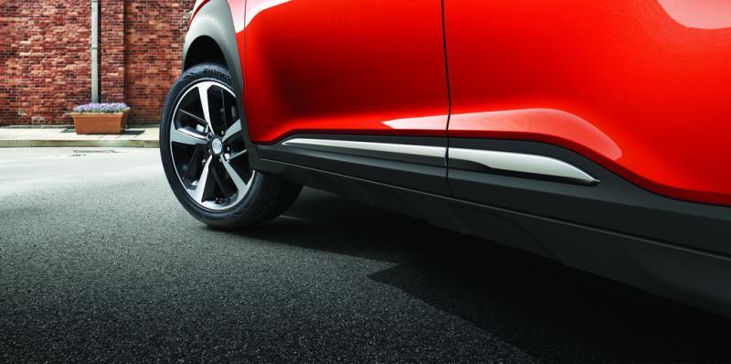 车侧底框使用银色饰条点缀，增添不少运动感。