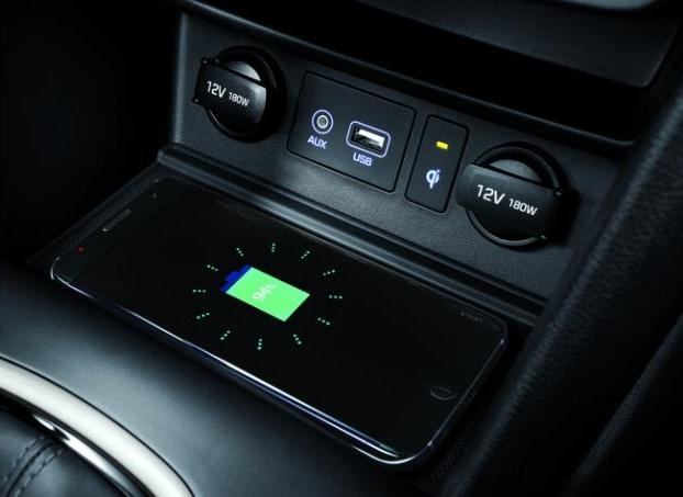 Kona在中控台下方装备无线充电座，可以轻松为安卓或苹果手机充电。