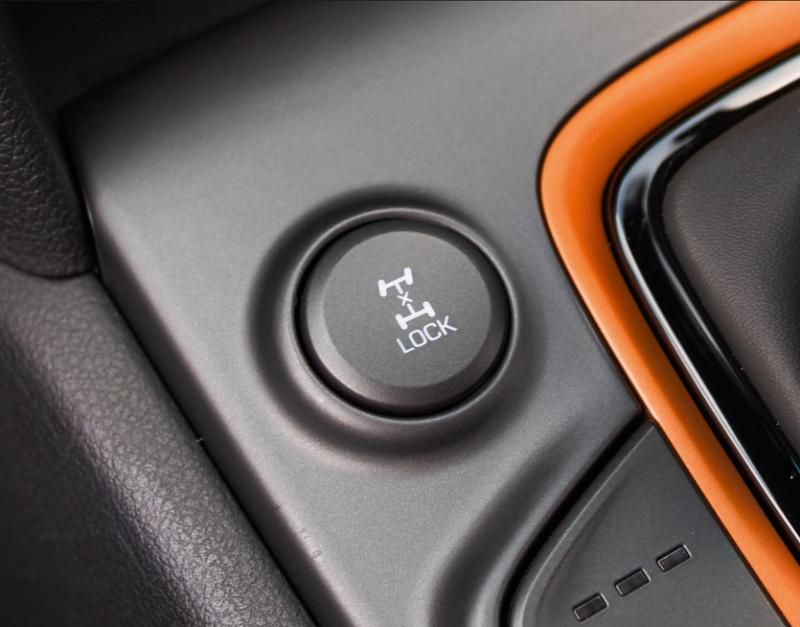 只要按下四轮驱动按钮就能加强车子在湿滑路面和越野地形上的移动。