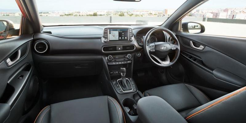 驾驶舱内部空间不少，但设计稍显平常。