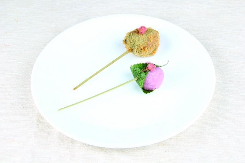 外酥内软的樱花麻糬炸串。（餐馆提供）