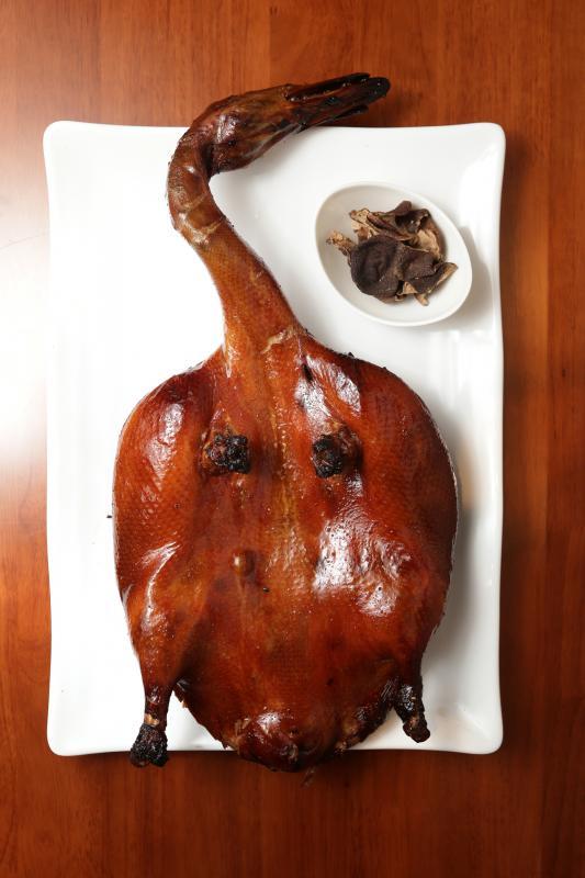 使用23年陈皮腌制的琵琶鸭,香脆可口。