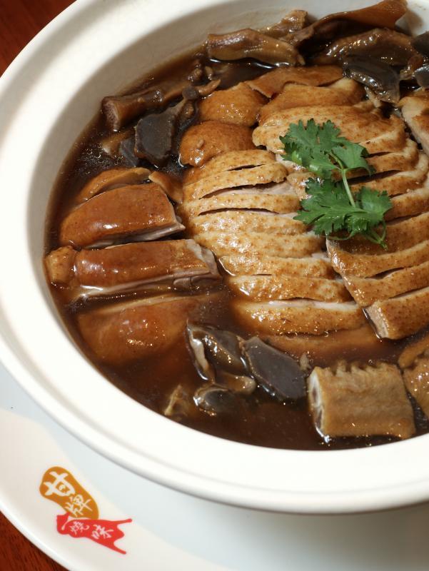 一品鸭煲内有鸭掌、鸭翅、鸭肾及滑豆腐。(林泽锐摄)