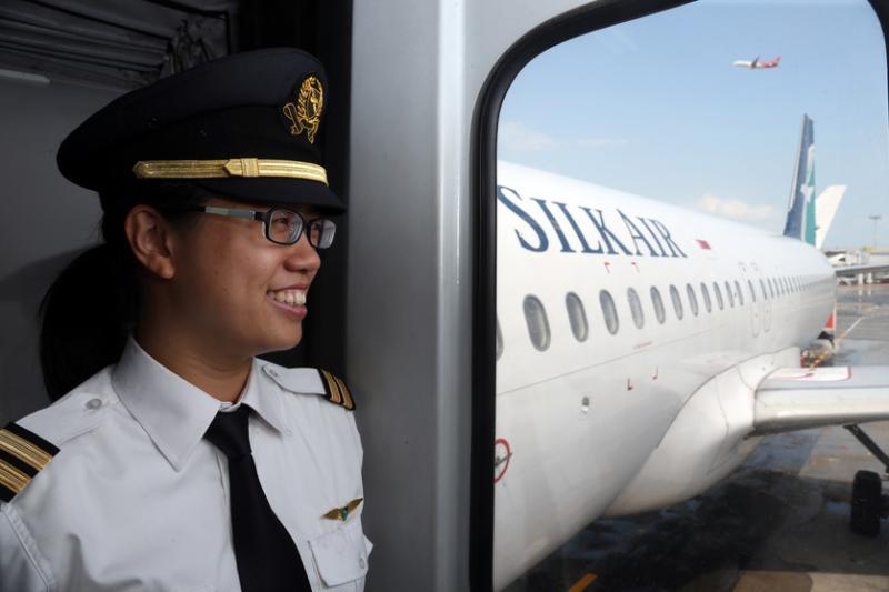 飞机着陆后,洪羚嘉喜欢走出驾驶舱跟乘客说再见。