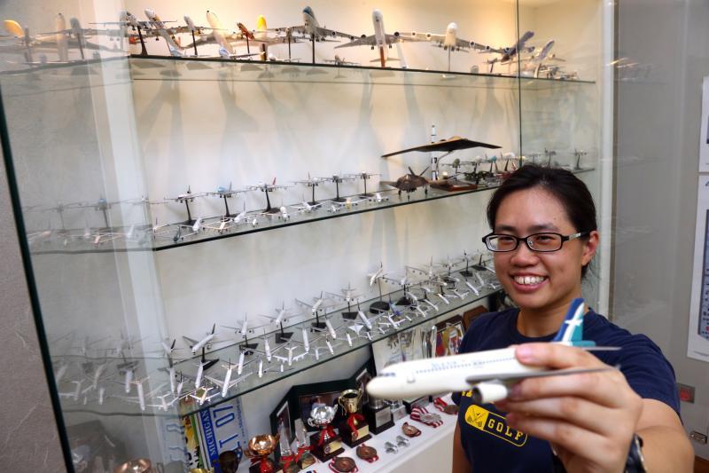 洪羚嘉收藏了超过150个飞机模型。