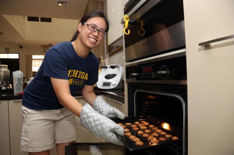 洪羚嘉也进得了厨房,除了饼干,她也擅长煎牛排。