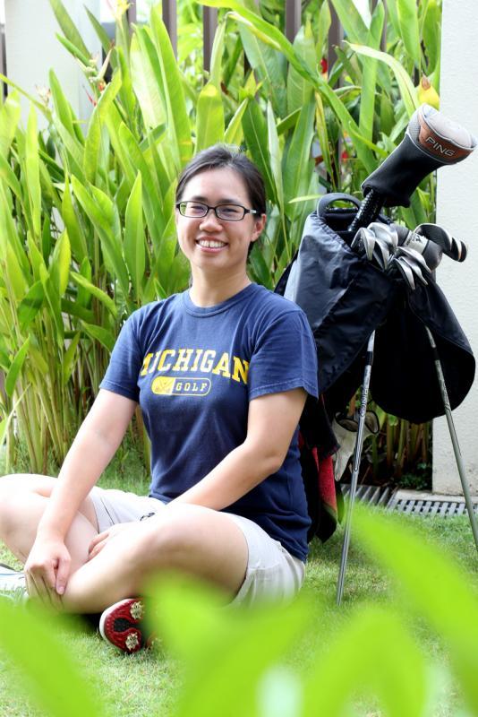 打高尔夫球是洪羚嘉成长时的家庭活动,她因此打出成绩,成为国家队代表。如今,当了飞行员,在繁忙的公务外,她说会抽空打个六洞。