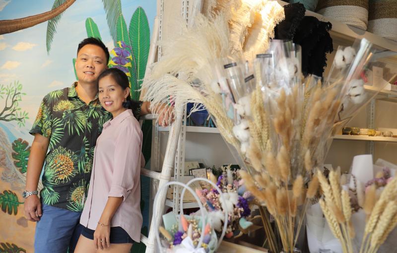 The Social Space夫妻档创办人姚恩溢和欧伟玲希望鼓励顾客购买零包装用品、环保产品，以及可惠及弱势族群的社企产品。（林泽锐摄）