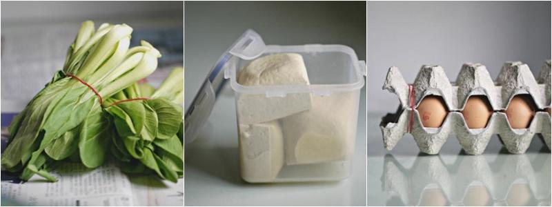 本地零废弃达人张雪贞的零废弃生活：用报纸包叶类蔬菜（左起），可用塑料盒盛装食材；选择纸皮装鸡蛋，纸皮可还给摊贩重新使用。（照片取自monoandco.com）