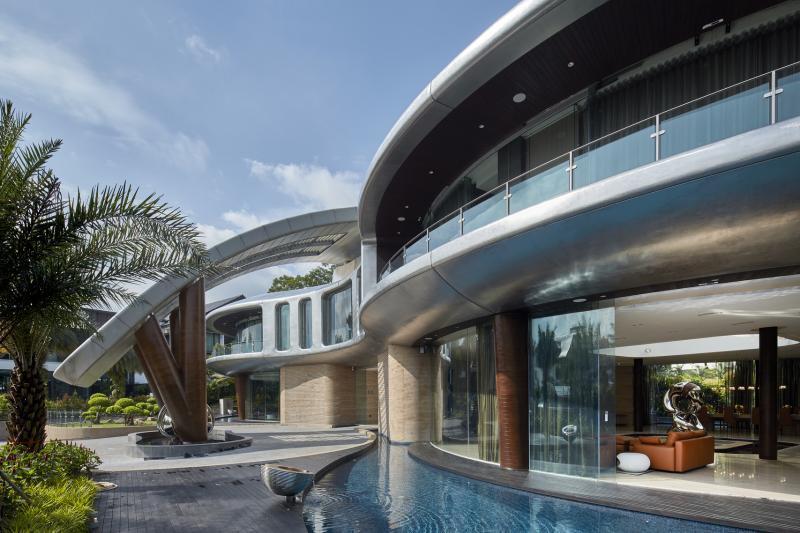 弧形不只局限在建筑本身，环绕的泳池也随着建筑形状变成弧形。