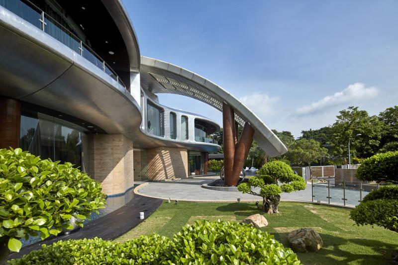 环绕二楼的不锈钢外层是整栋建筑最独特的部分。