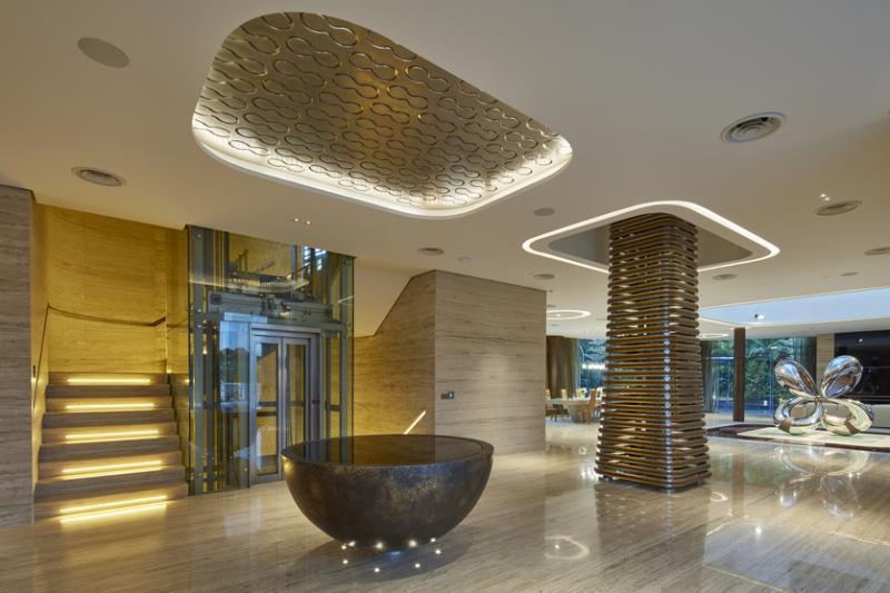 房子内部有大量不锈钢雕塑品，让人有种身处展览馆的错觉。