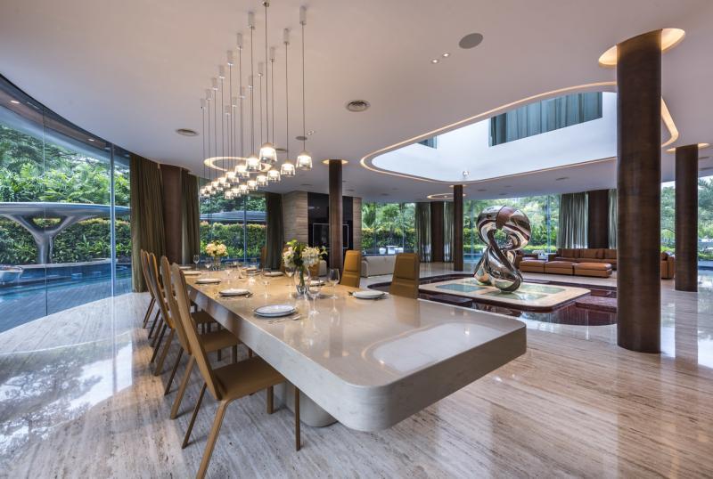 客厅和饭厅一角可看见环绕房子的弧形泳池。