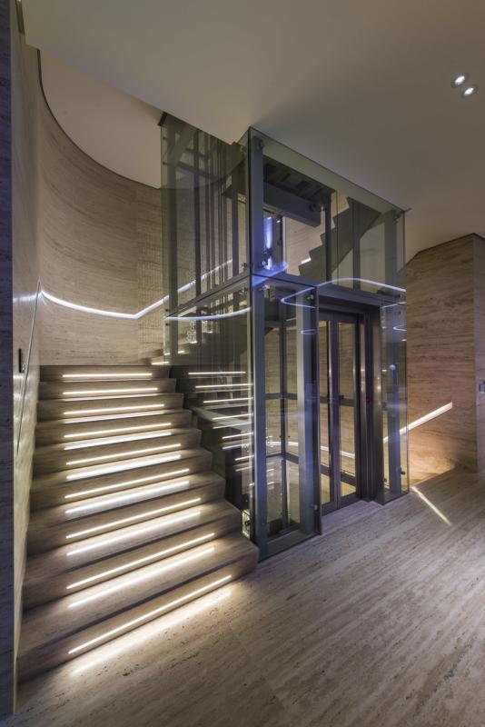 房子共四层楼，有电梯连贯。