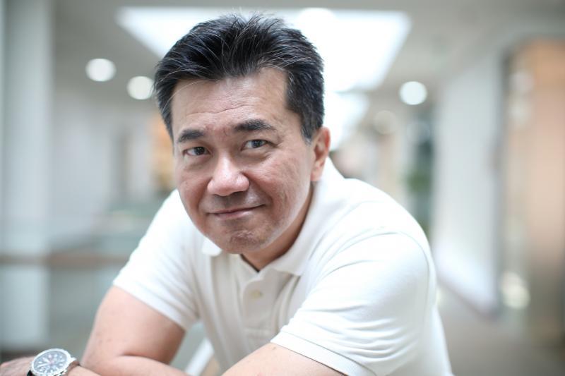 冯时光从记者转换跑道，目前是新加坡管理大学李光前商学院企业传播教授。（何家俊摄影）