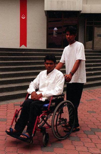 健健康康的来打工，却坐着轮椅地回家。20多年来，不知道巴沙尔过得如何？（受访者提供）