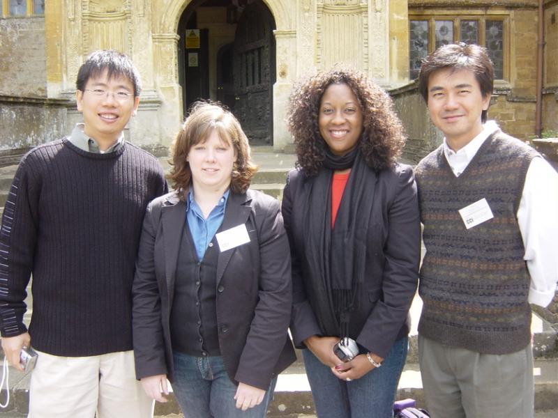 冯时光（右）2006年到英国出席会议时与其他出席者合影。（受访者提供）